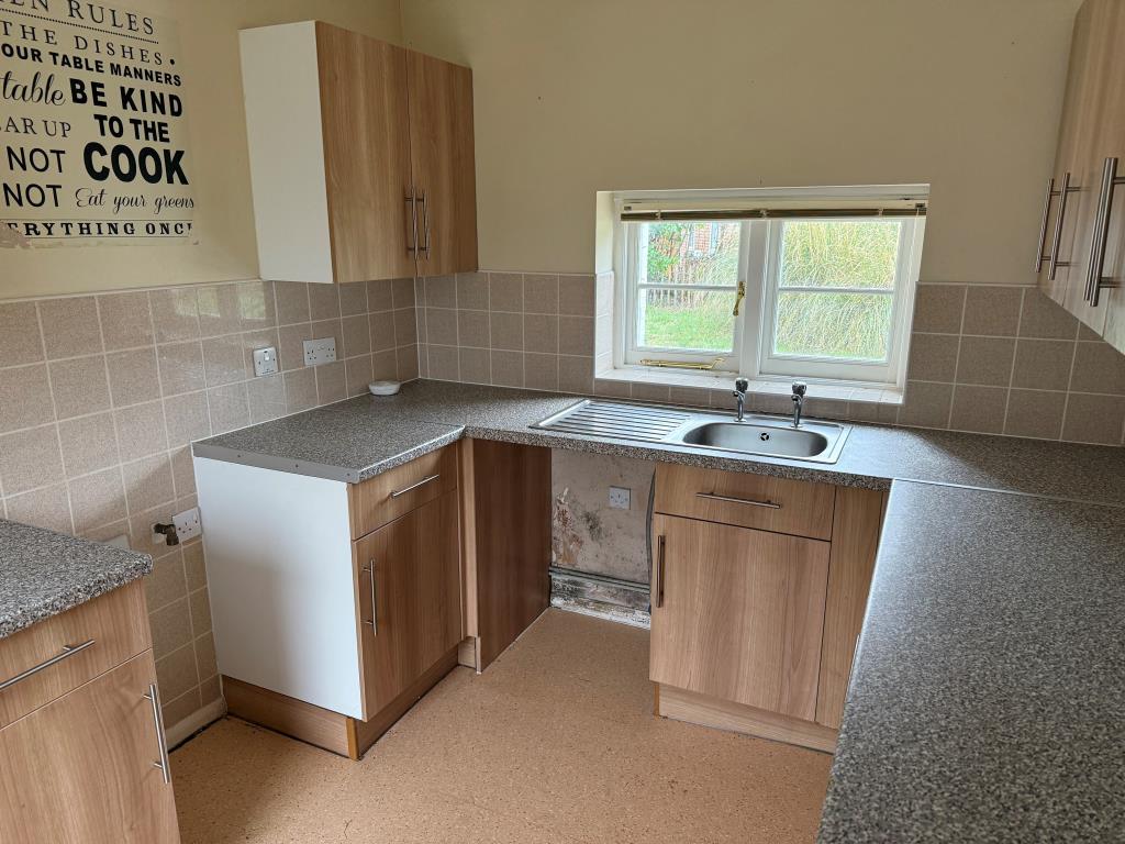 Lot: 145 - PERIOD DETACHED COTTAGE WITH GARAGE AND GARDENS IN NEED OF UPDATING - Kitchen